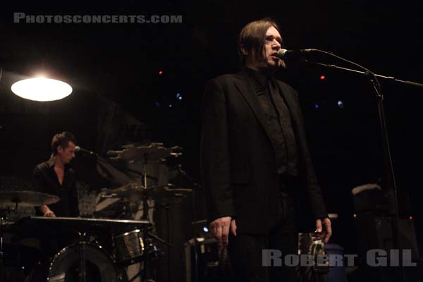 EINSTURZENDE NEUBAUTEN - 2008-05-12 - PARIS - Le Bataclan - Christian Emmerich [Blixa Bargeld] - Rudolph Moser